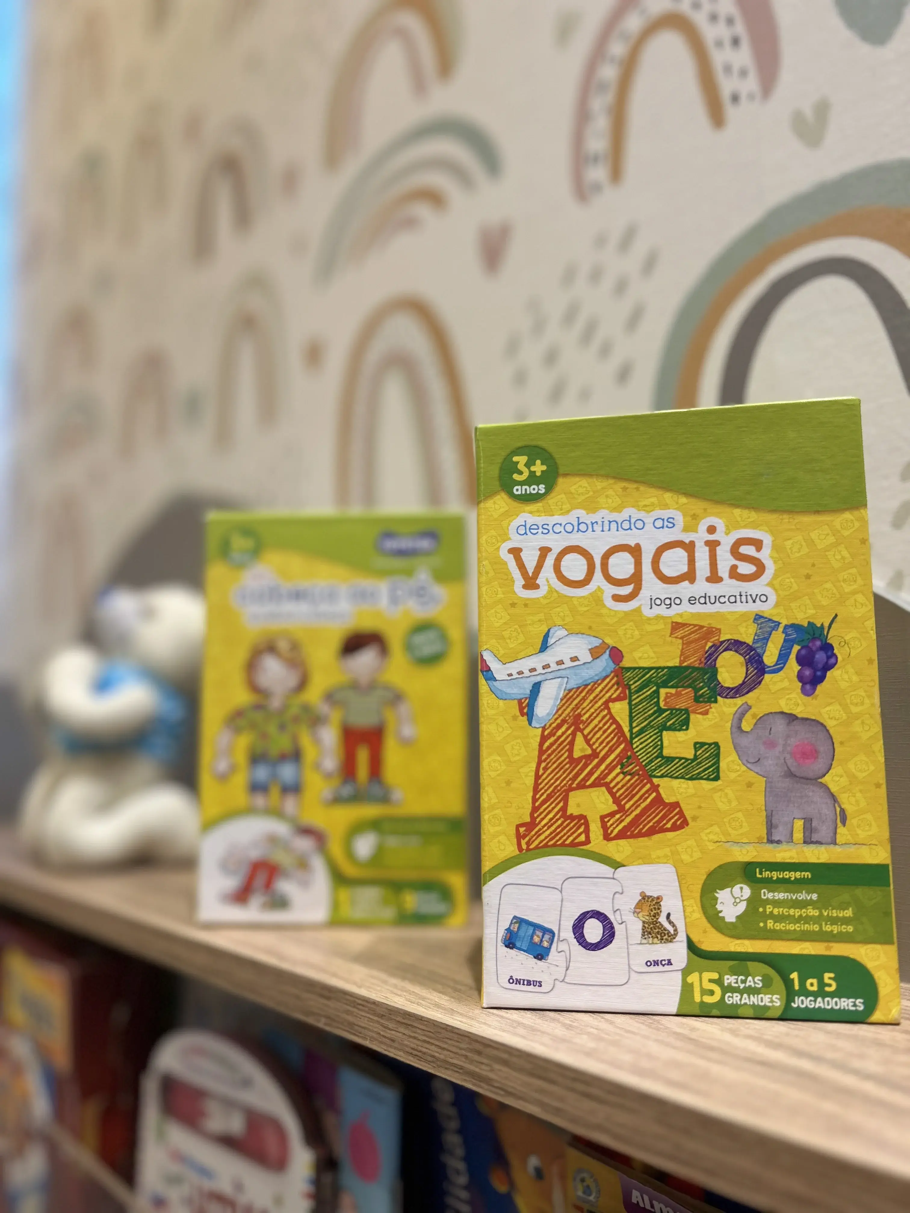 Jogo educativo de vogais em prateleira do consultório fonoaudiológico infantil