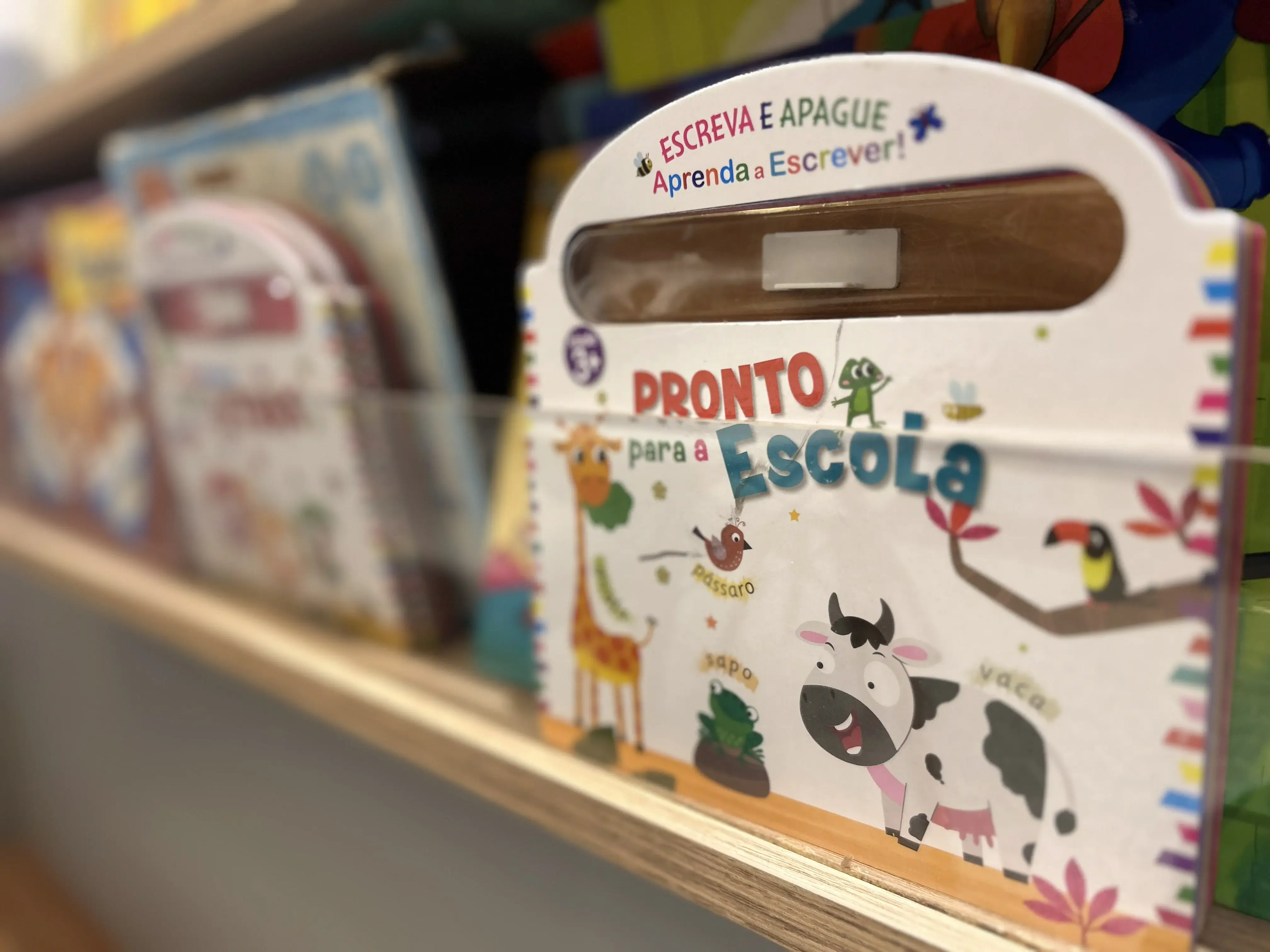 Material lúdico de escrita e preparação escolar em prateleira do consultório